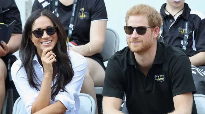 “Kedua orang tuaku berasal dari orang sederhana, jadi mereka lebih memilih untuk selalu banyak memberi sekarang ini,” ungkap Meghan Markle yang mengumumkan pertunangannya dengan Pangeran Harry pada 27 November 2017 lalu. (AFP/Chris Jackson)