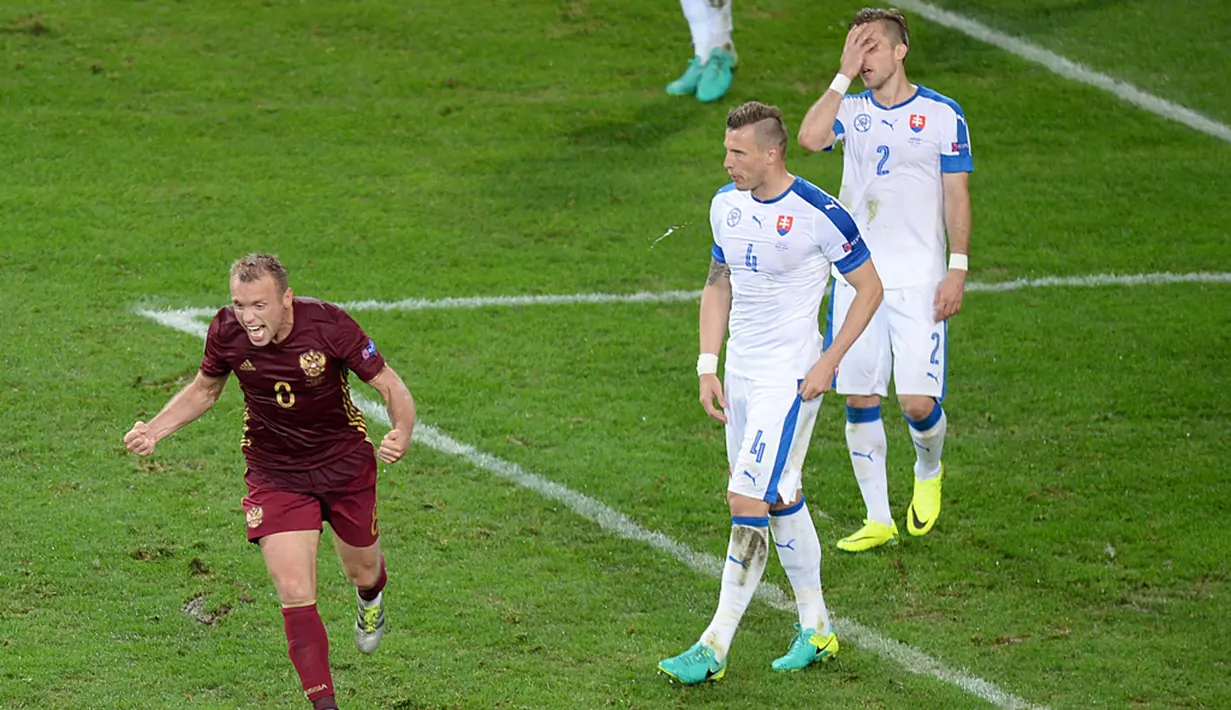 Ekspresi pemain Rusia, Denis Glushakov, setelah mencetak gol ke gawang Slovakia pada laga kedua Grup B Piala Eropa 2016 di Stadion Pierre-Mauroy, Lille, Rabu (15/6/2016) malam WIB. (AFP/Denis Charlet)