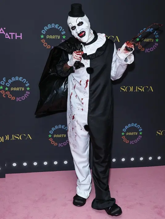Tyga juga tampil tak kalah mengejutkan. Ia memilih mengenakan kostum Art the Clown yang menakutkan. [Foto: Instagram/justjared]