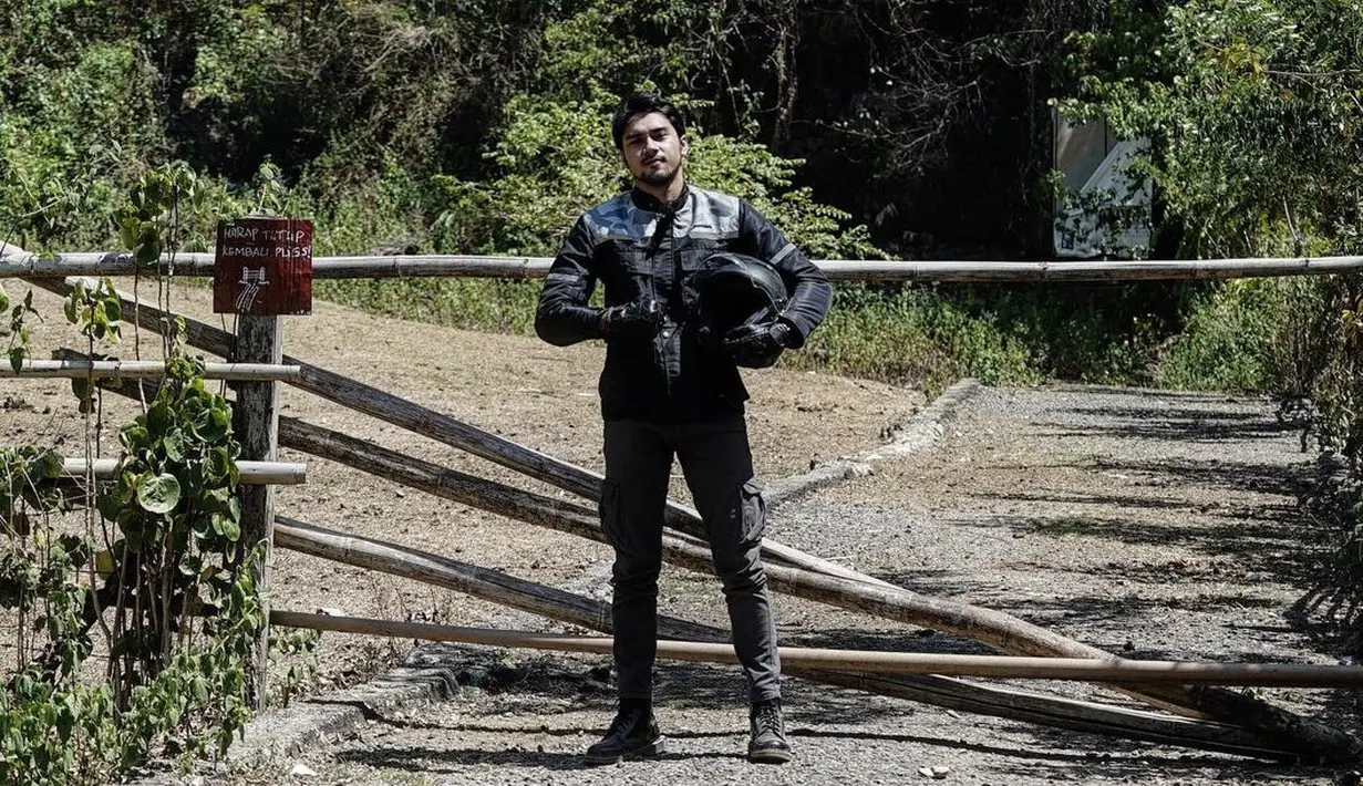 Selain mendaki gunung, Achmad Megantara rupanya juga memiliki hobi mengendarai motor. Menggunakan gear lengkap, Achmad mengenakan biker jacket dan skinny jeans yang membuatnya terlihat maco.