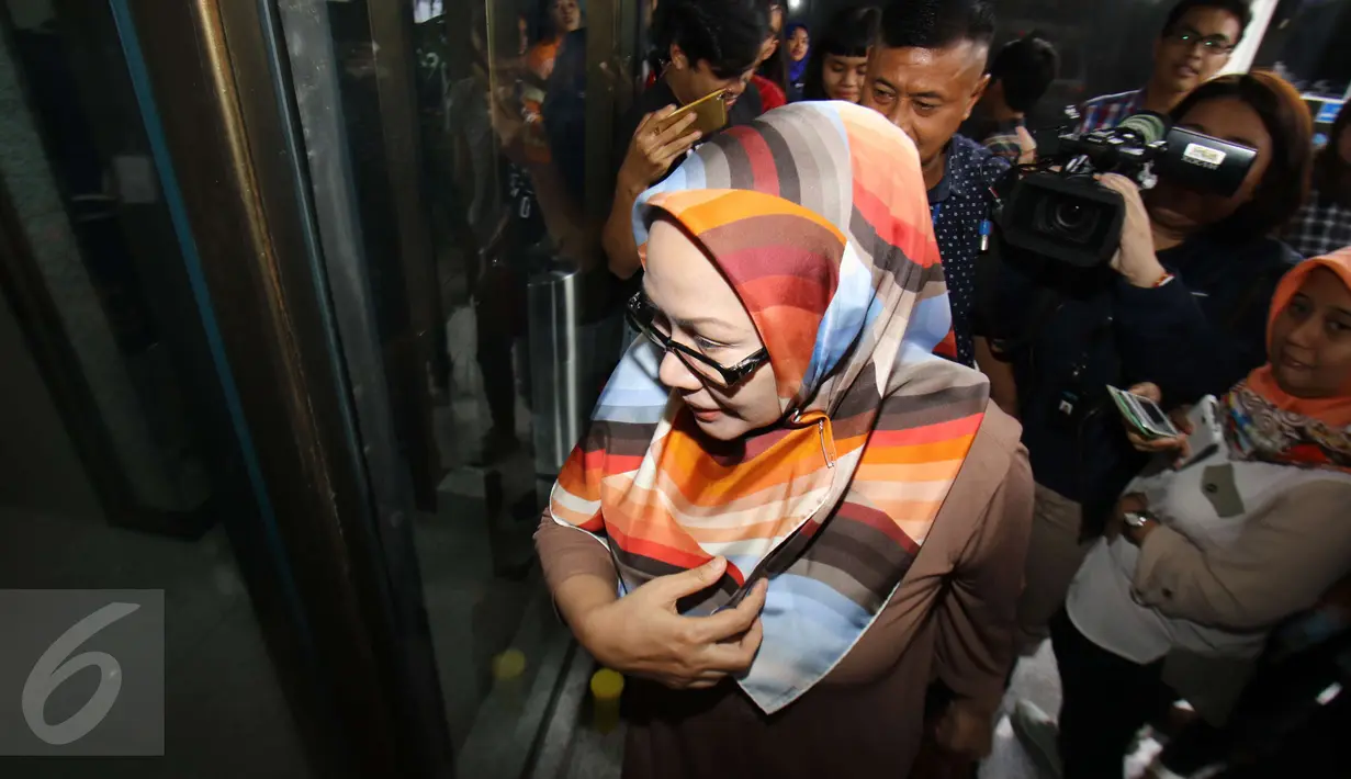 Mantan Gubernur Banten, Ratu Atut Chosiyah saat akan memasuki pintu masuk Gedung KPK, Jakarta, Kamis (16/2). Atut yang datang tanpa mengenakan rompi tahanan KPK ini enggan memberikan komentar. (Liputan6.com/Helmi Afandi)