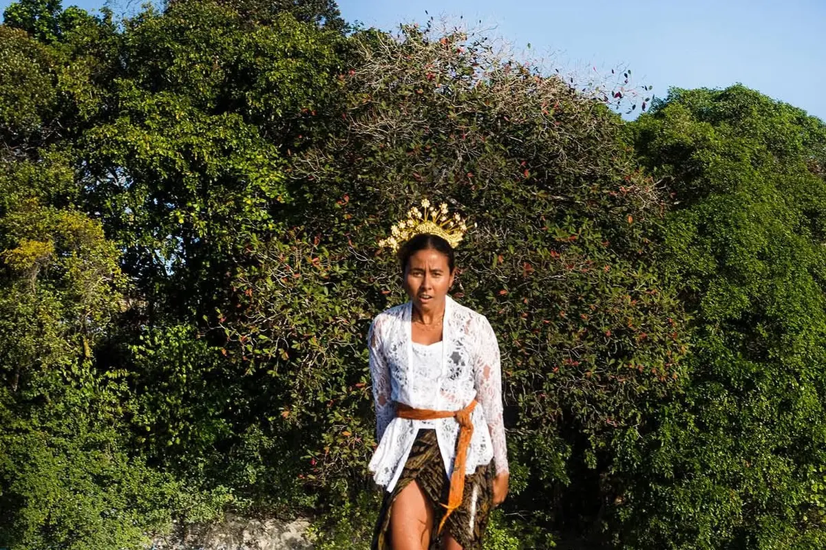 Pesona Ayu Peselancar Flora Christin Butarbutar Berkebaya Saat Surfing di Bali