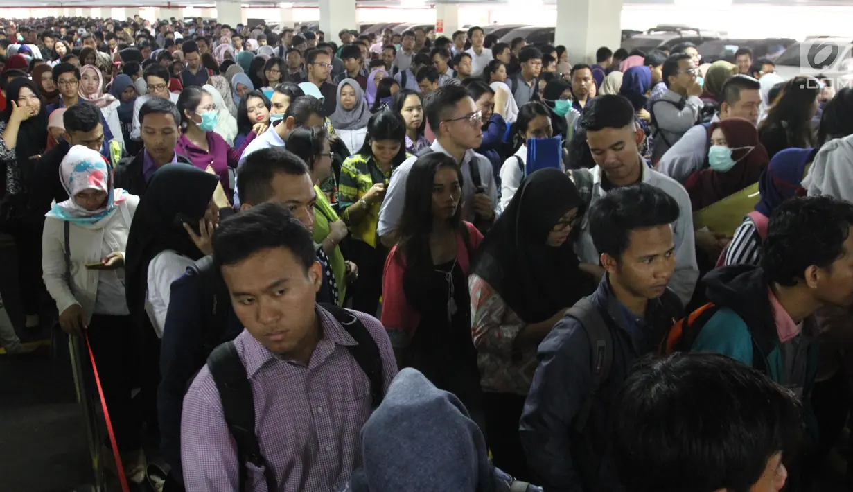 Ribuan pelamar antre saat akan memasuki ruangan dalam bursa kerja di Jakarta, Rabu (24/1). (Liputan6.com/Angga Yuniar)