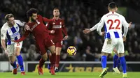 Gelandang Brighton, Dale Stephens, berebut bola dengan gelandang Liverpool, Mohamed Salah, pada laga Premier League di Stadion Vitality, Brighton, Sabtu (12/1). Brighton kalah 0-1 dari Liverpool. (AP/Gareth Fuller)
