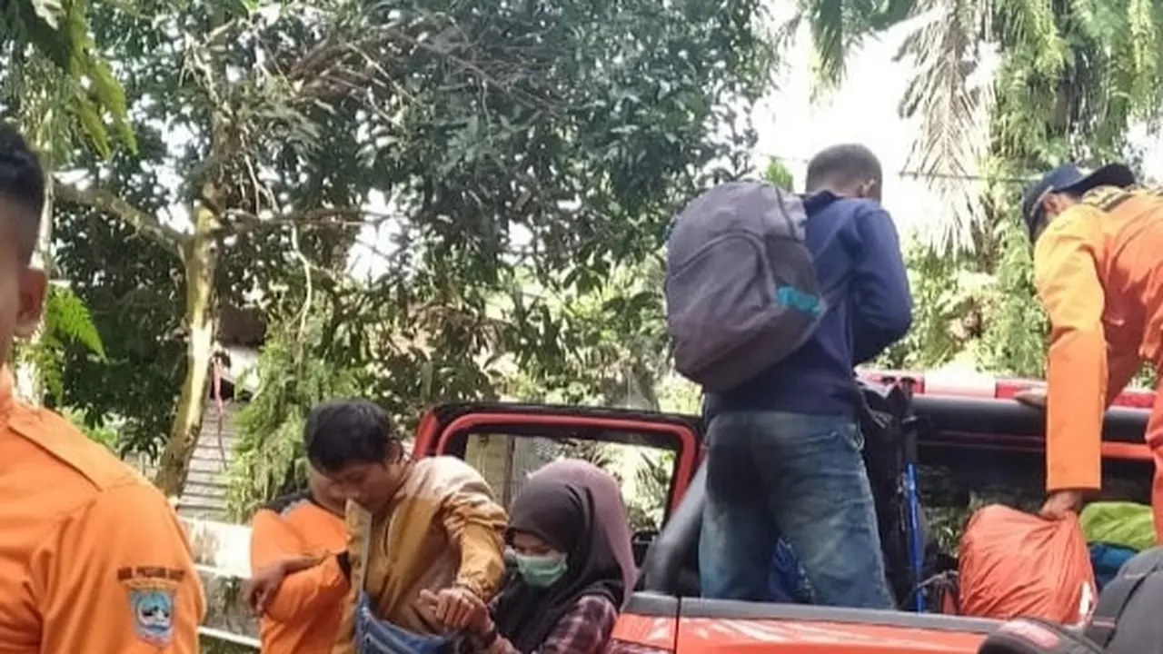 Dua pendaki asal Jambi dievakuasi tim gabungan di Gunung Talamau. (Liputan6.com/ Dok BPBD Pasaman Barat)