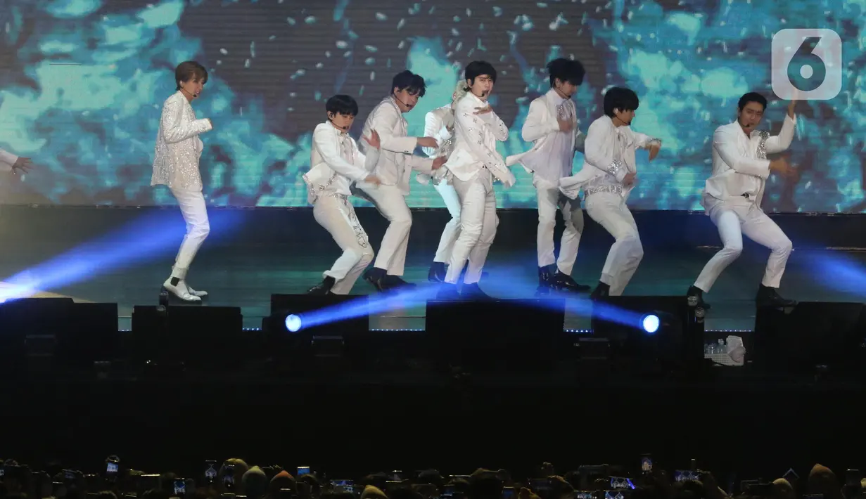 Personel Boy Band asal Korea Selatan, Super Junior saat membawakan lagu pada konser Super Junior World Tour - Super Show 8 Infinite Time in Jakarta di ICE BSD Tangerang, Sabtu (11/1/2020). Konser disaksikan ribuan penggemar. (Liputan6.com/Helmi Fithriansyah)