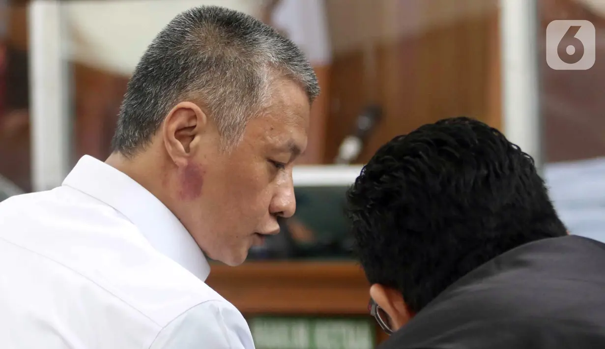 Terdakwa kasus merintangi penyidikan atau obstruction of justice pembunuhan berencana terhadap Brigadir Nopriansyah Yosua Hutabarat (Brigadir J), Hendra Kurniawan (kiri) saat menjalani sidang lanjutan di Pengadilan Negeri Jakarta Selatan, Kamis (3/11/2022). Sidang tersebut beragenda mendengarkan keterangan delapan orang saksi yang dihadirkan jaksa penuntut umum (JPU), salah satunya teknisi CCTV. (Liputan6.com/Herman Zakharia)