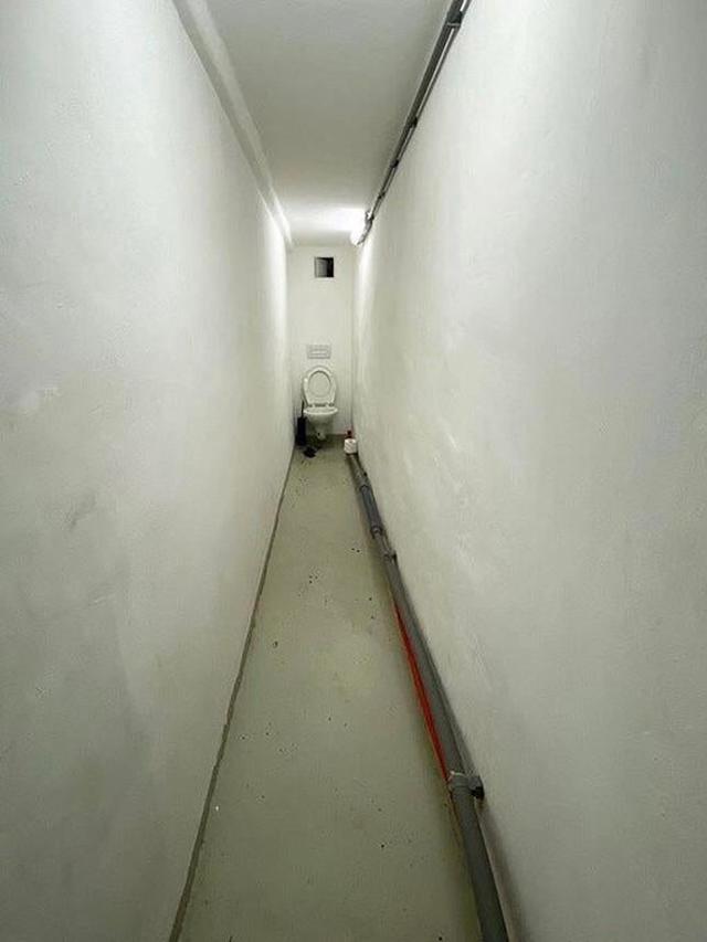 6 Penampakan Toilet Ukuran Sempit Ini Bikin Dada Sesak