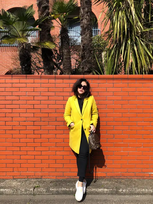 Colorful banget kan gaya Sissy yang satu ini? Sissy yang memakai celana dan atasan hitam memadukannya dengan outer berwarna kuning. Ia pun makin hits dengan kacamata hitamnya. (Instagram/sysiio)