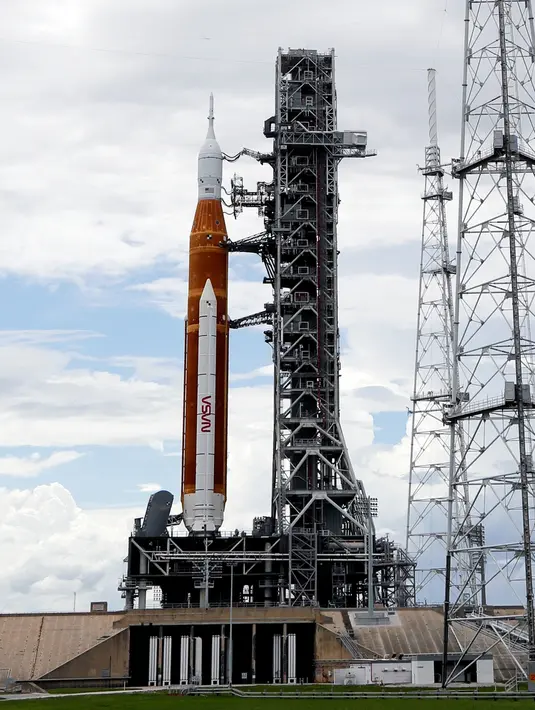 Roket NASA untuk misi Artemis 1 terlihat setelah batal diluncurkan dari Launch Pad 39B, Kennedy Space Center, Cape Canaveral, Florida, Amerika Serikat, 29 Agustus 2022. Artemis dan Apollo adalah dewa-dewi kembar di mitologi Yunani. NASA menunda peluncuran roket Artemis dengan kapsul untuk krew yang tadinya direncanakan Senin 29 Agustus. (AP Photo/John Raoux)