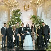 Nathalie Holscher saat hadiri acara resepsi pernikahan Adiba dan Egy (10/12). (Foto: Instagram/nathalieholscher)