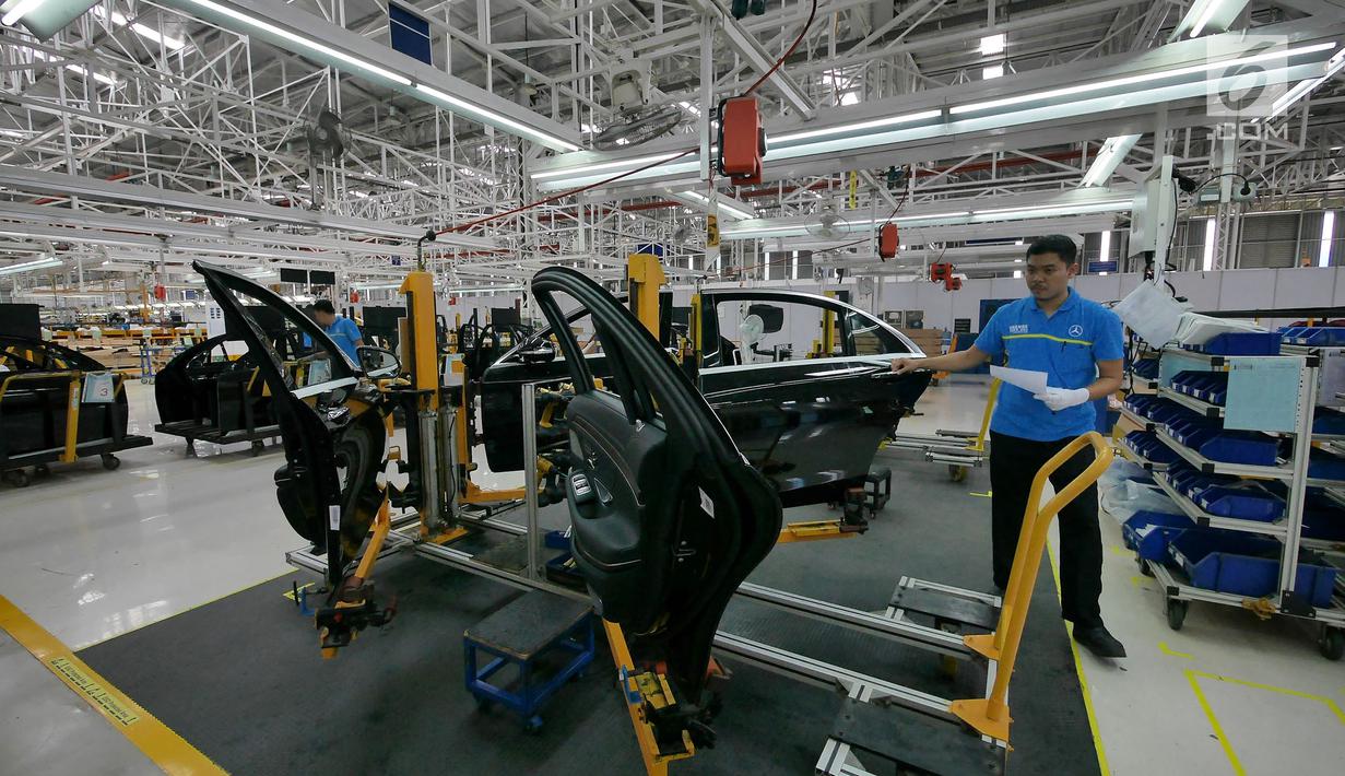 Pekerja mengecek pintu mobil Mercedes Benz di Pabrik Mercedes Benz, Wanaherang, Gunung Putri, Bogor, Selasa (11/12). Mercededes-Benz C-Class memiliki pasar yang besar di Indonesia. (Liputan6.com/Herman Zakharia)