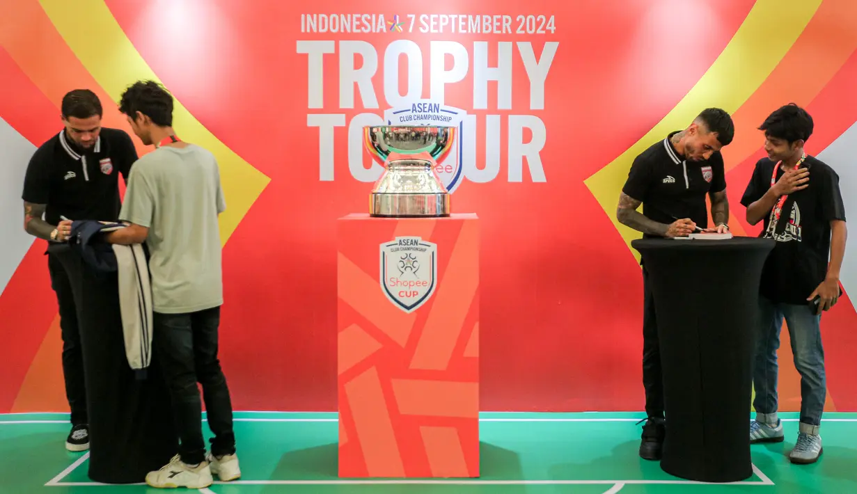 <p>Pemain Borneo FC, Diego Michiels (kiri) dan Stefano Lilipaly memberikan tanda tangan kepada para pengunjung saat sesi meet and greet dalam acara Trophy Tour ASEAN Club Championship Shopee Cup 2024 di LOTTE Shopping Avenue, Event Atrium, Jakarta Selatan pada Sabtu (07/09/2024). (Bola.com/Bagaskara Lazuardi)</p>