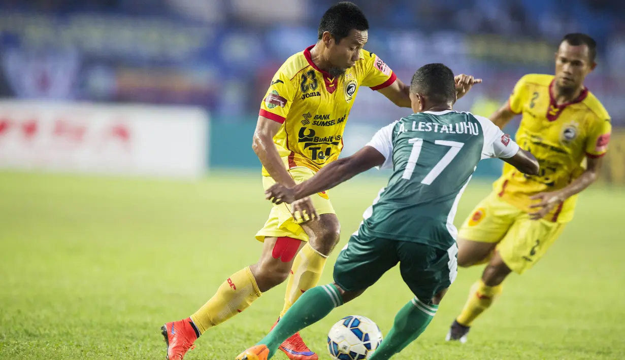 Pemain Sriwijaya FC, Muhammad Ridwan, berusaha melewati pemain PS TNI, Abduh Lestaluhu, pada laga Piala Bhayangkara di Stadion Si Jalak Harupat, Bandung, Minggu (20/3/2016). Sriwijaya FC berhasil menang 2-1 atas PS TNI. (Bola.com/Vitalis Yogi Trisna)