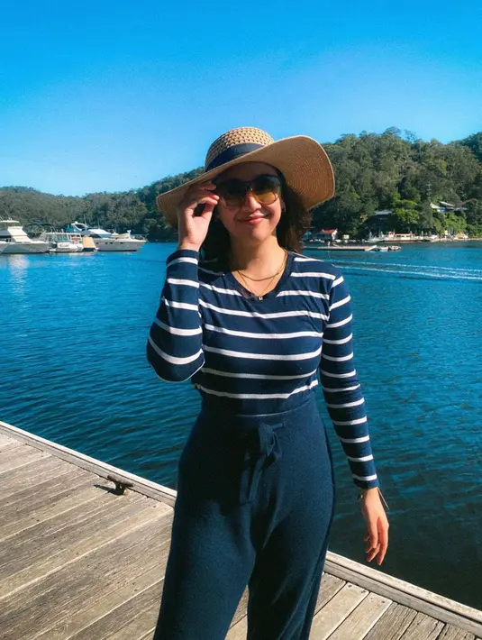Sherina Munaf pilih padukan stripe long sleeve navy dengan celana wol yang berwarna senada [@sherinamunaf]