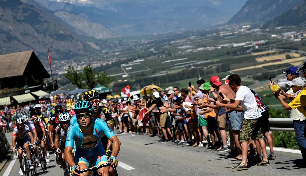 Para pebalap melewati tanjakan di Etape 17 Tour de France berjarak 184,5 km antara Berne dan Finhaut-Emosson, Prancis, (20/7/2016). (AFP/Jeff Pachoud)