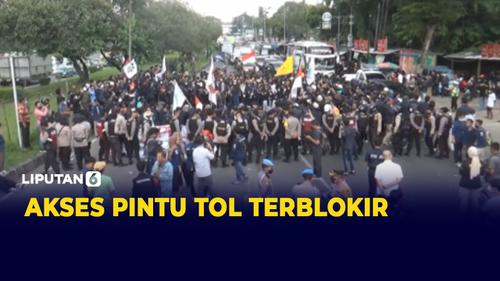 VIDEO: Dihalau Polisi, Mahasiswa Demo di Depan Gerbang Tol