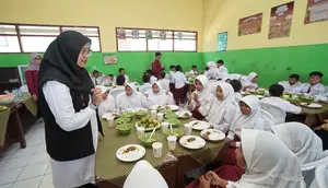 Bupati Banyuwangi Ipuk Fiestiandani meninjau simulasi makan siang gratis di SDN 5 Tamansuruh (Istimewa)