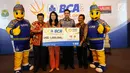 Excecutive VP CSR BCA, Inge Setiaway (ketiga kiri) menunjukkan total hadiah uang turnamen BCA Indonesia Open 2017 di Jakarta, Senin (22/5). Turnamen digelar 12-18 Juni 2017 di JCC, Jakarta dan diikuti 310 pebulutangkis. (Liputan6.com/Helmi Fithriansyah)