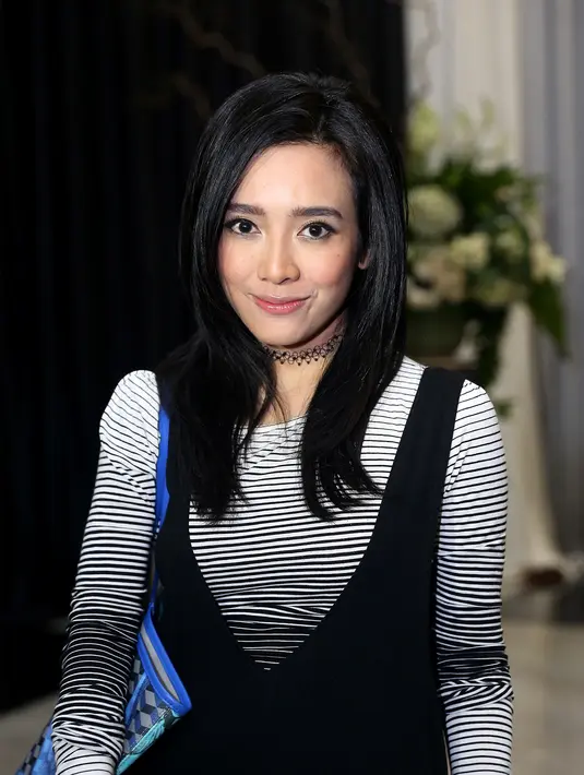 Sejak kecil Dea Ananda mengaku suka dengan lagu-lagu yang dinyanyikan oleh Sheila Majid. Saat Diva asal Malaysia itu menggelar konser menandai perjalanannya 30 tahun, ia menyempatkan untuk menonton. (Andy Masela/Bintang.com)