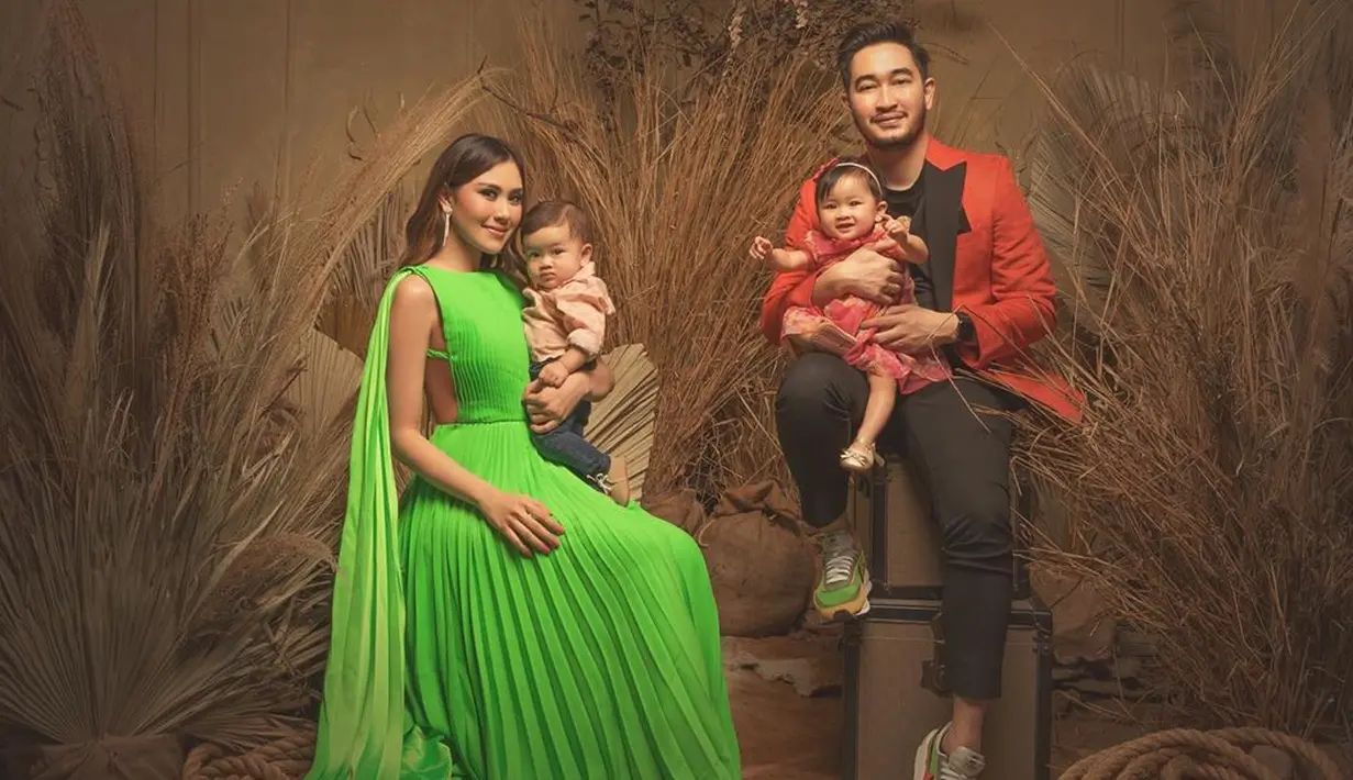 Banyak cara dilakukan Syahnaz agar anak-anaknya tidak terpapar virus Covid-19. Mengingat dirinya dan Jeje yang masih sering keluar rumah untuk bekerja, Syahnaz pun mengantisipasinya dengan tidak langsung memegang anak-anaknya sesampai di rumah. (Instagram/syahnazs)