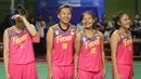 Para pebasket Surabaya Fever, tersenyum usai menjadi juara seri pertama Srikandi Cup 2017 di GOR Flying Wheel, Makassar, Sabtu (2/12/2017). Surabaya Fever juara setelah mengalahkan Merpati Bali 67-48. (Bola.com/Andhika Putra)