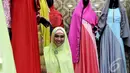 Meski mengaku baru belajar bisnis, Oki mengaku ingin mengajak para perempuan muslim untuk berbusana syar'i yang bagus dan elegan, Jakarta, Selasa (13/1/2015). (Liputan6.com/Faisal R Syam)