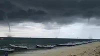 Fenomena waterspout saat muncul di laut Donggala pada Sabtu sore (14/3/2020). (Liputan6.com/Heri Susanto/Dok. Eko Adriansyah (warga Donggala)).