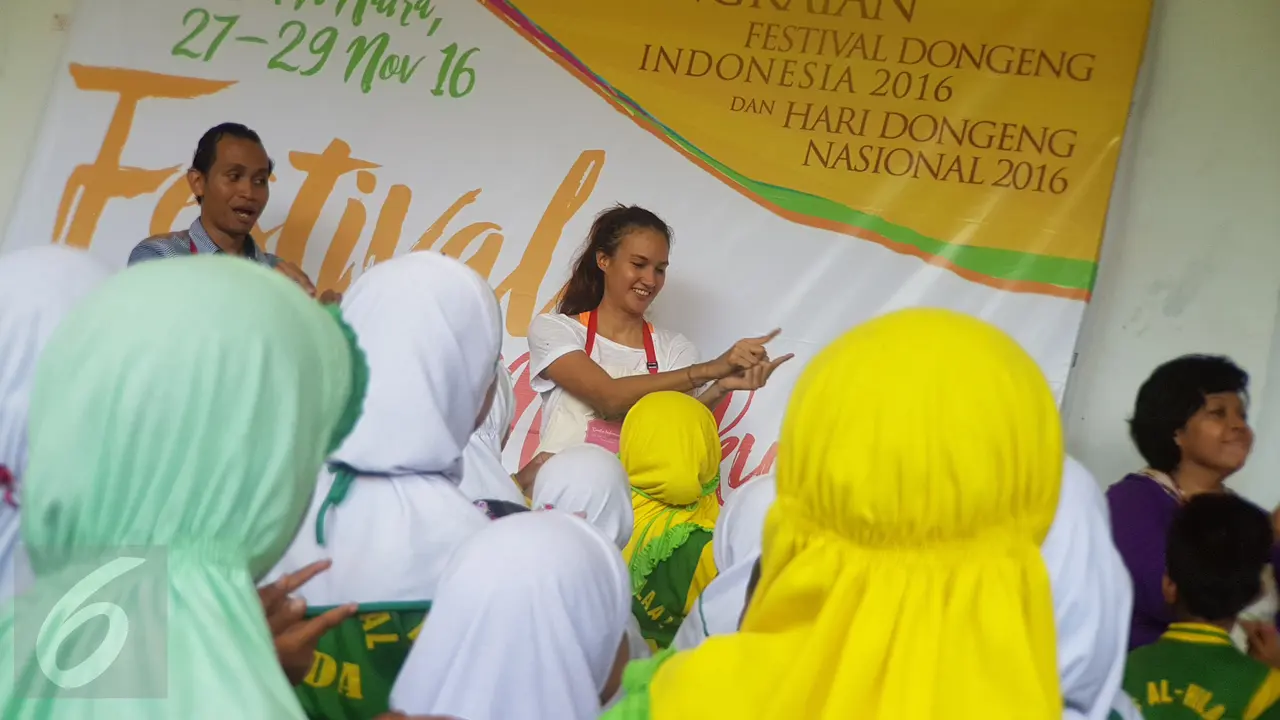 Nadine Chandrawinata: Lumba-lumba Bukan Binatang Peliharaan