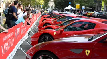 Deretan mobil asal Italia, Ferrari dipamerkan saat perayaan ulang tahun Ferrari ke-70 di Corso Sempione di Milan, Italia (8/9). Dalam acara ini sekitar 500 mobil Ferrari dari berbagai tipe pamerkan. (AFP Photo/Miguel Medina)