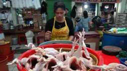 Pedagang ini nampak merapihkan Ayam yang dijualnya di Pasar Minggu, Jakarta, Kamis (24/7/2014) (Liputan6.com/ Miftahul Hayat)