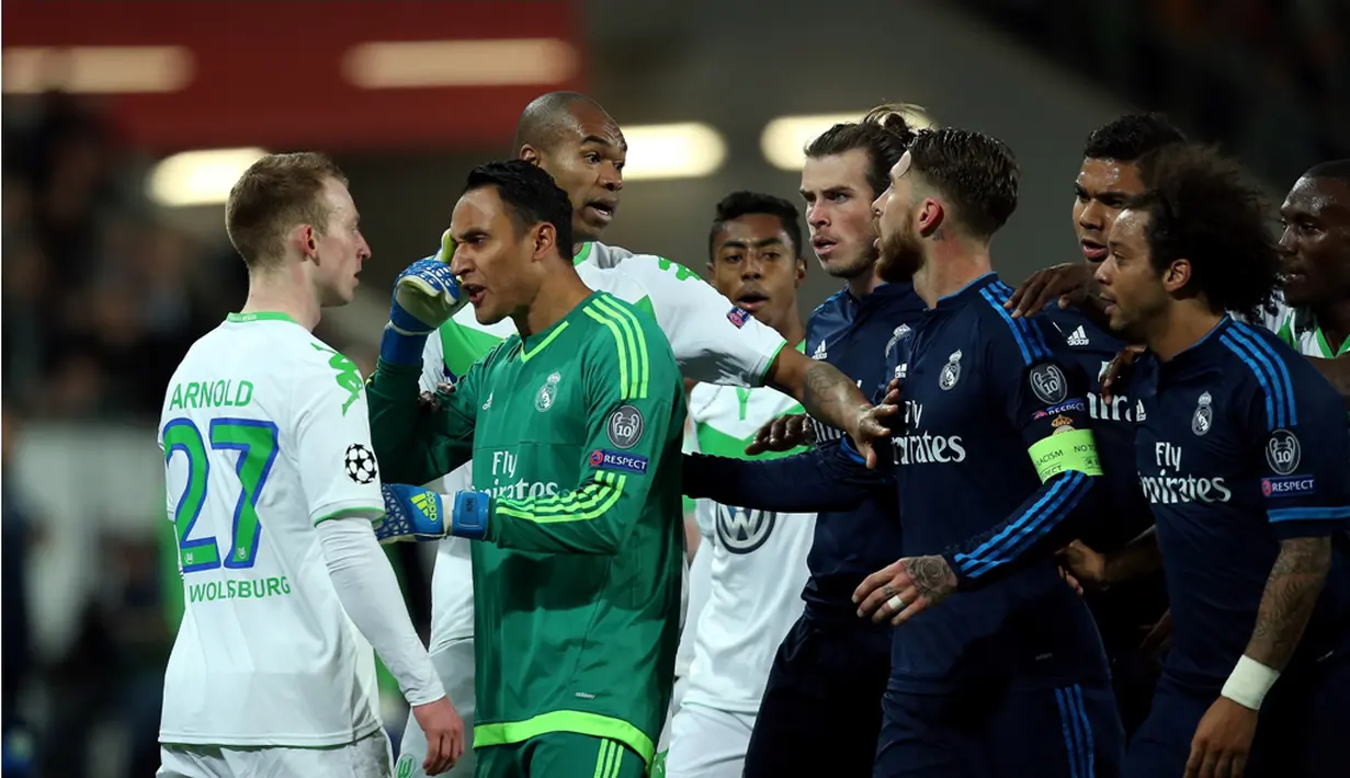Keributan antara pemain Wolfsburg dengan pemain Real Madrid pada leg pertama perempat final Liga Champions di Volkswagen Arena, Wolfsburg, Kamis (7/4/2016) dini hari WIB. (AFP/Ronny Hartmann)