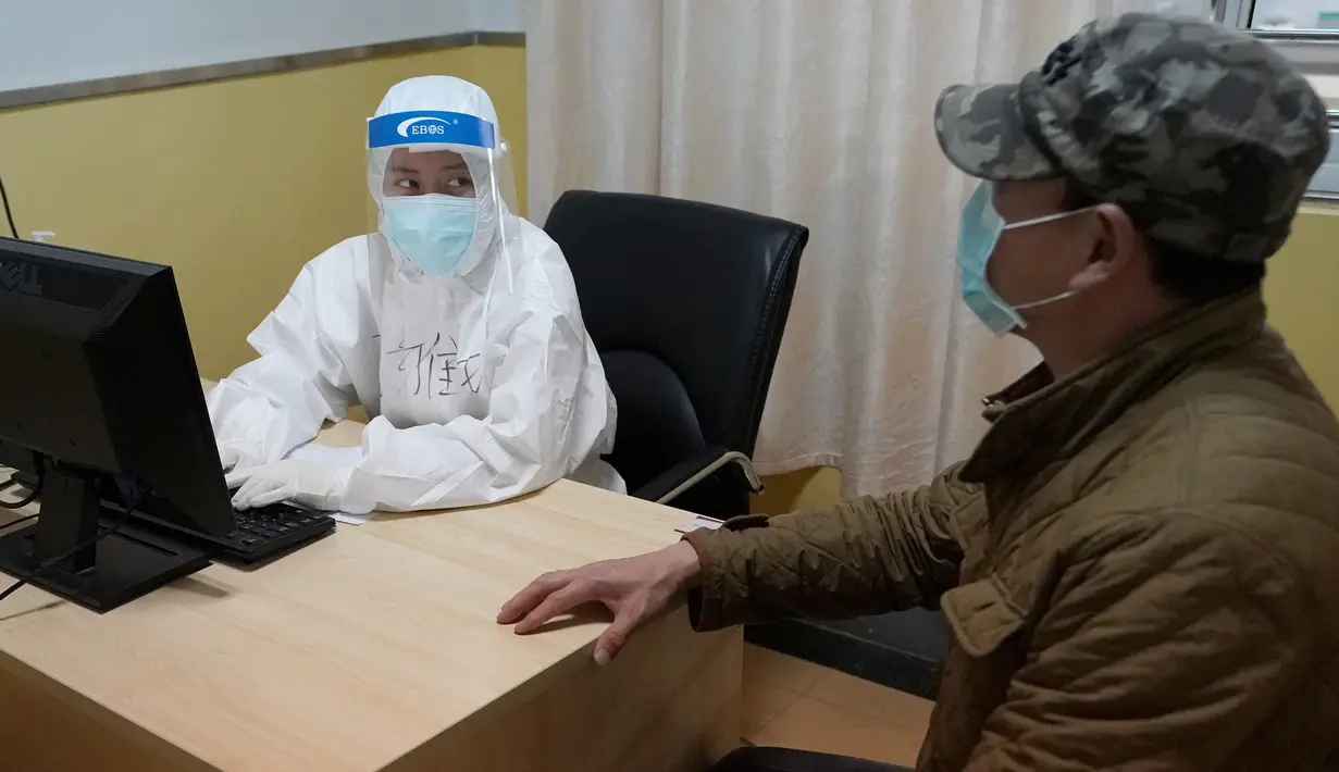 Seorang dokter berkomunikasi dengan pasien COVID-19 yang dinyatakan sembuh tentang skema rehabilitasinya di Rumah Sakit TCM Provinsi Hubei di Wuhan, Provinsi Hubei, China tengah (21/4/2020). Pekerja medis di klinik ini merawat pasien berdasarkan teori TCM. (Xinhua/Wang Yuguo)
