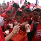 Anak-anak berebut susu saat peringatan Hari Anak Nasinonal di Taman Prestasi, Jakarta, Minggu (21/7/2019). Peringati Hari Anak Nasional SGM Eksplor hadirkan "Taman Prestasi Sahabat Generasi Maju" untuk mendukung asah potensi prestasi si Kecil Jadi anak Generasi Maju. (Liputan6.com/Johan Tallo)