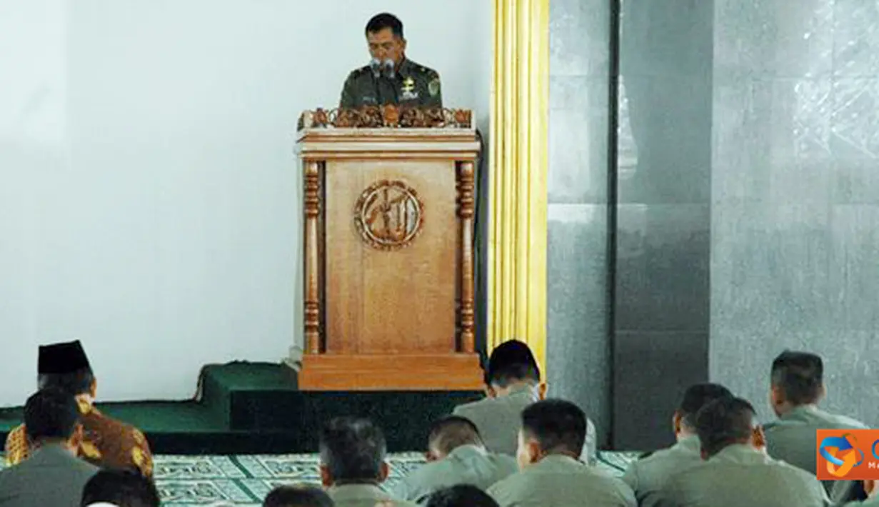 Citizen6, Bandung: Pangdam III/Siliwangi Mayor Jenderal TNI Moeldoko memberikan sambutan dalam peringatan Isra Miraj 1432 H di Masjid Al-Ikhlas Kodam III/Siliwangi, Bandung pada, Rabu (6/6). (Pengirim: Kodam Pendam)