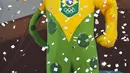 Maskot timnas Brasil, Ginga, memberikan salam saat perkenalan pertama di hadapan jurnalis, Rio de Janeiro, Brasil, Selasa (23/6/2015). (REUTERS/Sergio Moraes)