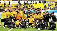 Asnawi Mangkualam merayakan kemenangan Jeonnam Dragons atas Cheongju dalam lanjutan K League 2 2023 bersama rekan setimnya, Sabtu (15/4/2023). (Dok. Jeonnam Dragons)