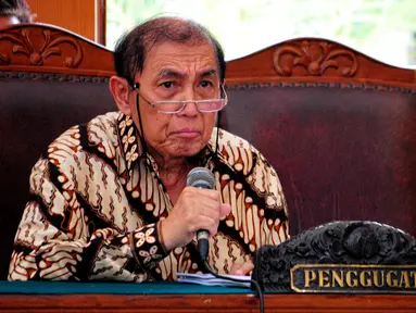 Mantan Dirjen Pajak Hadi Poernomo saat membacakan kesimpulannya dalam sidang praperadilan terhadap KPK di Pengadilan Negeri Jakarta Selatan, Senin (25/5/2015). (Liputan6.com/Yoppy Renato)