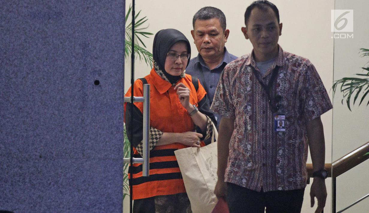 Tersangka Hakim PN Tangerang, Wahyu Widya Nurfitri kenakan rompi oranye setelah diperiksa di gedung KPK, Jakarta, Selasa (13/3). Wahyu menerima suap untuk mengubah vonis dan memenangkan perkara yang ditangani dua pengacara. (Liputan6.com/Herman Zakharia)