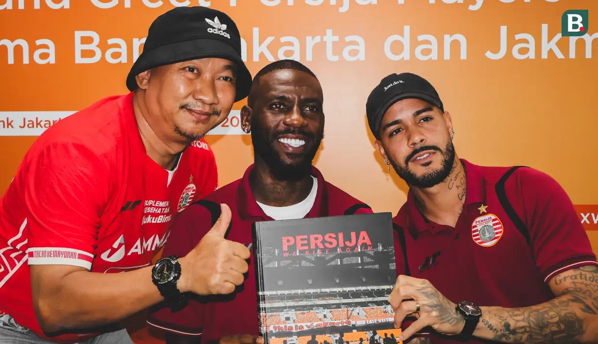 Jakmania berfoto bersama pemain Persija Jakarta, Allano Lima dan Emaxwell Souza pada acara meet & greet di Kantor Pusat Bank Jakarta pada Rabu (18/2/2025). (Bola.com/Nur Iman Ali)