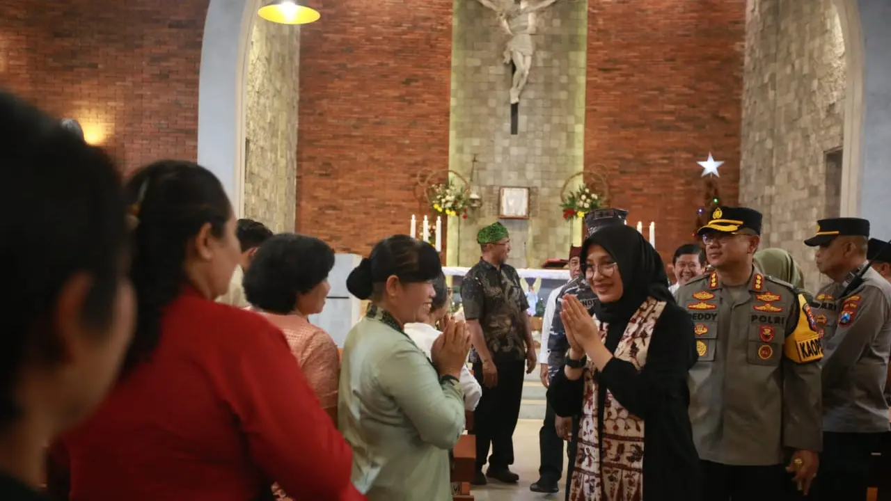 Bupati Banyuwangi Ipuk Fiestiandani didampingi sejumlah pejabat forkopimda Banyuwangi mengunjungi sejumlah Gereja pada saat malam misa Natal (Istimewa)