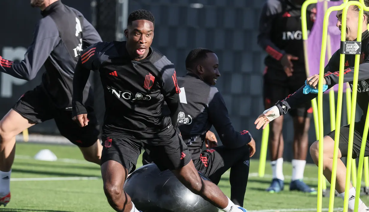 Gelandang Belgia Mandela Keita mengikuti sesi latihan tim nasional (timnas) menjelang lanjutan Grup F Kualifikasi  EURO 2024 di pusat latihan Royal Belgian Football Association di Tubize, 15 Oktober 2023. (BRUNO FAHY / Belga / AFP)