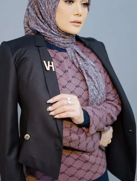 Kerudung tersebut dipadukan dengan long sleeve warna ungu serupa dengan warna kerudungnya, lalu blazer hitam sebagai outernya.  @vanillahijab