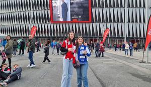 Dua fans perempuan Athletic Bilbao (kiri) dan Real Sociedad berfoto bersama dengan latar Stadion San Mames, Bilbao, Spanyol menjelang laga lanjutan Liga Spanyol 2023/2024 antara Athletic Bilbao dan Real Sociedad, 13 Januari 2024. (Bola.com/Yus Mei Sawitri)