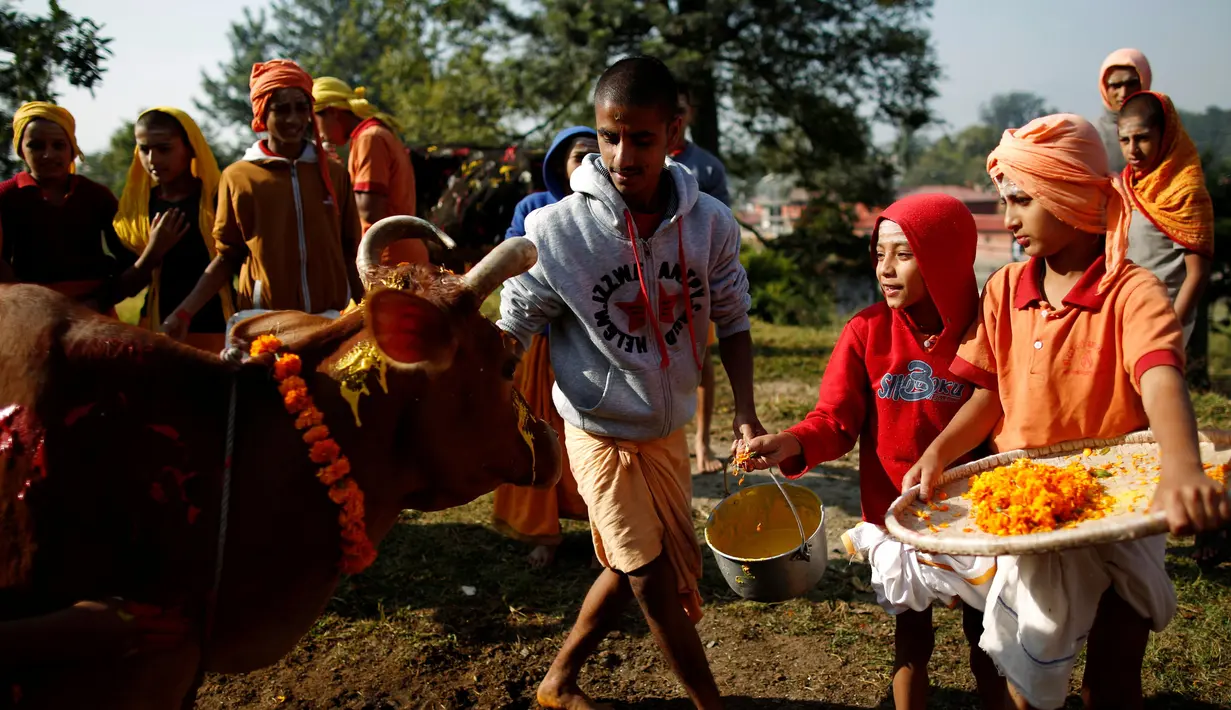 Diwali  merupakan salah satu hari raya umat Hindu di India yang dirayakan pada bulan Aswayuja menurut kelender Caka Hindu atau sekitar bulan Oktober-November, Nepal, Minggu (30/10). (REUTERS / Navesh Chitrakar)