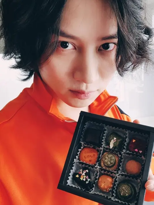 "Aku sangat tersentuh dengan personel lainnya saat aku melakukan promosi dengan mereka. Hal itu akhirnya membuat tubuhku semakin buruk sehingga diputuskan bahwa aku tak akan promosi selama Black suit," jelasnya. (Foto: instagram.com/kimheenim)