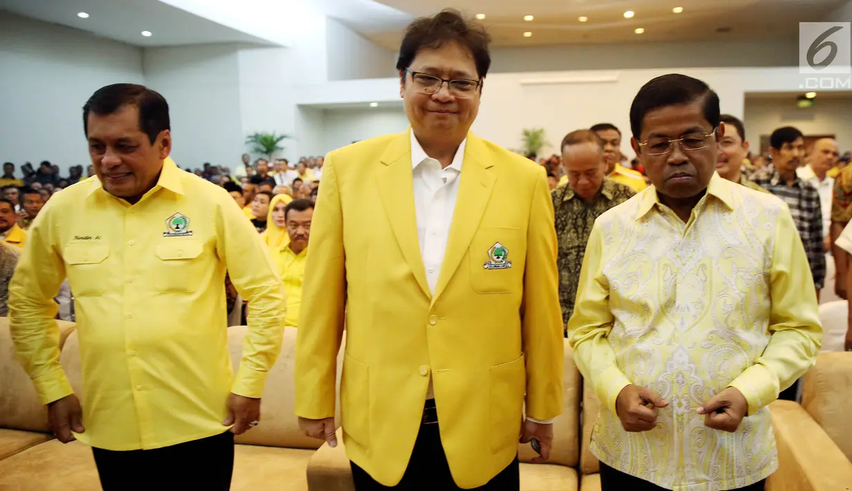 Ketum Partai Golkar Airlangga Hartarto (tengah) didampingi Sekjen Partai Golkar Idrus Marham (kanan), Ketua Harian Partai Golkar Nurdin Halid saat penyerahan surat keputusan di Kantor DPP Partai Golkar, Jakarta, Jumat (5/1). (Liputan6.com/JohanTallo)