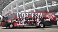 Penampakan bus baru Timnas Indonesia saat diluncurkan di Gelora Bung Karno (GBK), Jakarta, Minggu (22/7). Bus ini merupakan hibah dari bentuk kerja sama antara PSSI dan Supersoccer Indonesia. (Merdeka.com/Iqbal Nugroho)