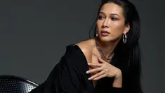 Perempuan 37 tahun ini dikenal punya pesona yang bikin terkesima. Dalam beberapa momen, Andrea Dian kerap tampil dengan outfit warna hitam. Kali ini, ia tampil stunning saat menjadi model dalam sebuah pemotretan.
(Liputan6.com/IG/@andreadianbimo)