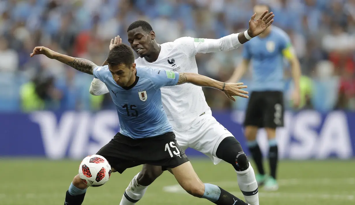 Bek Uruguay, Matias Vecino, berebut bola dengan gelandang Prancis, Paul Pogba, pada laga perempat final Piala Dunia di Stadion Nizhny Novgorod, Nizhny Novgorod, Jumat (6/7/2018). Prancis menang 2-0 atas Uruguay. (AP/Natacha Pisarenko)